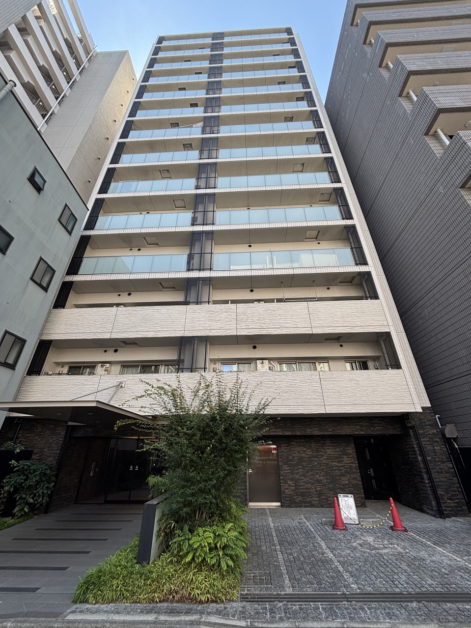 【現地外観】総戸数39戸、鉄筋コンクリート造14階建の11階に位置しています。2026年7月、内装リフォーム済の綺麗なお部屋で新生活をスタートすることができます。
