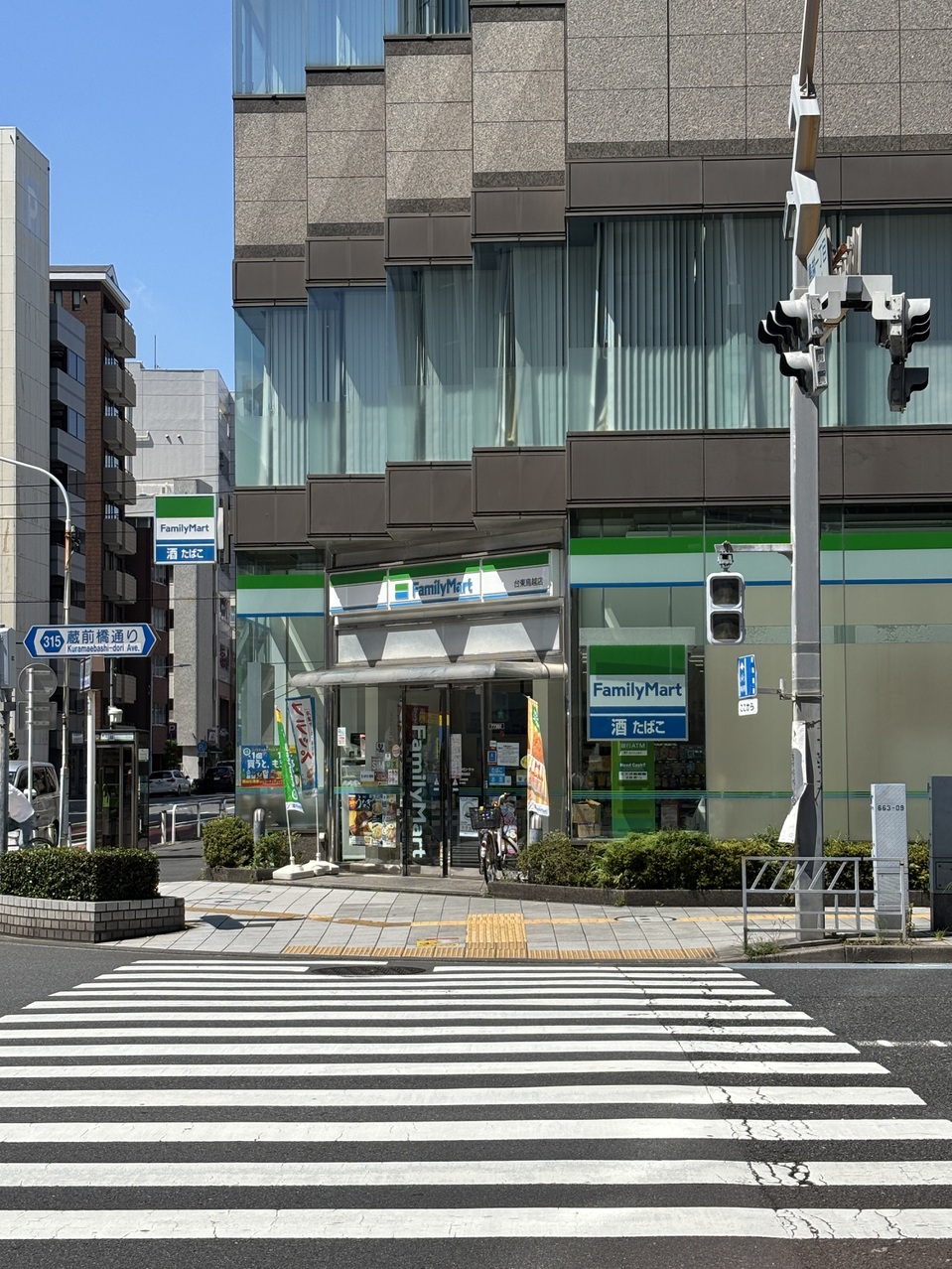 【ファミリーマート台東鳥越店】徒歩3分(約190m)。24時間営業のコンビニエンスストア。酒類・たばこなどの取り扱いがあります。ATMコーナーも設置されているので、急な入用の際に便利です。