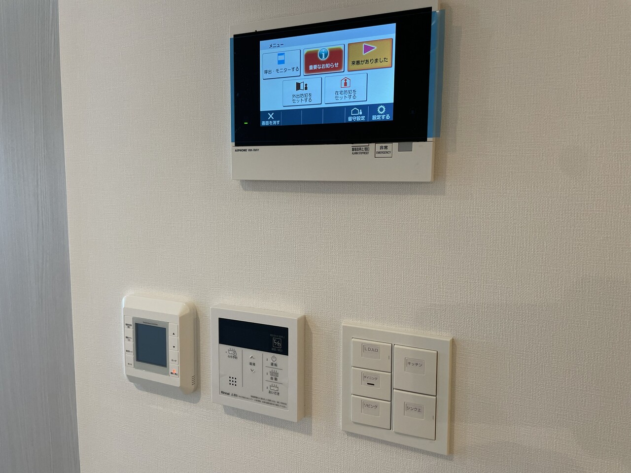 【設備リモコン】インターホンのモニター、床暖房・オートバスのリモコン、照明のスイッチが1か所にまとまっています。