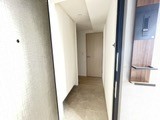 【玄関】玄関を入って左手にはフロートタイプのシューズボックスが設けられています。散らかりがちな玄関をすっきり保てそうです。