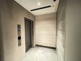 【エレベーターホール】ホテルのようなスタイリッシュな空間です。エレベーターがあり、住戸階までの移動がスムーズです。