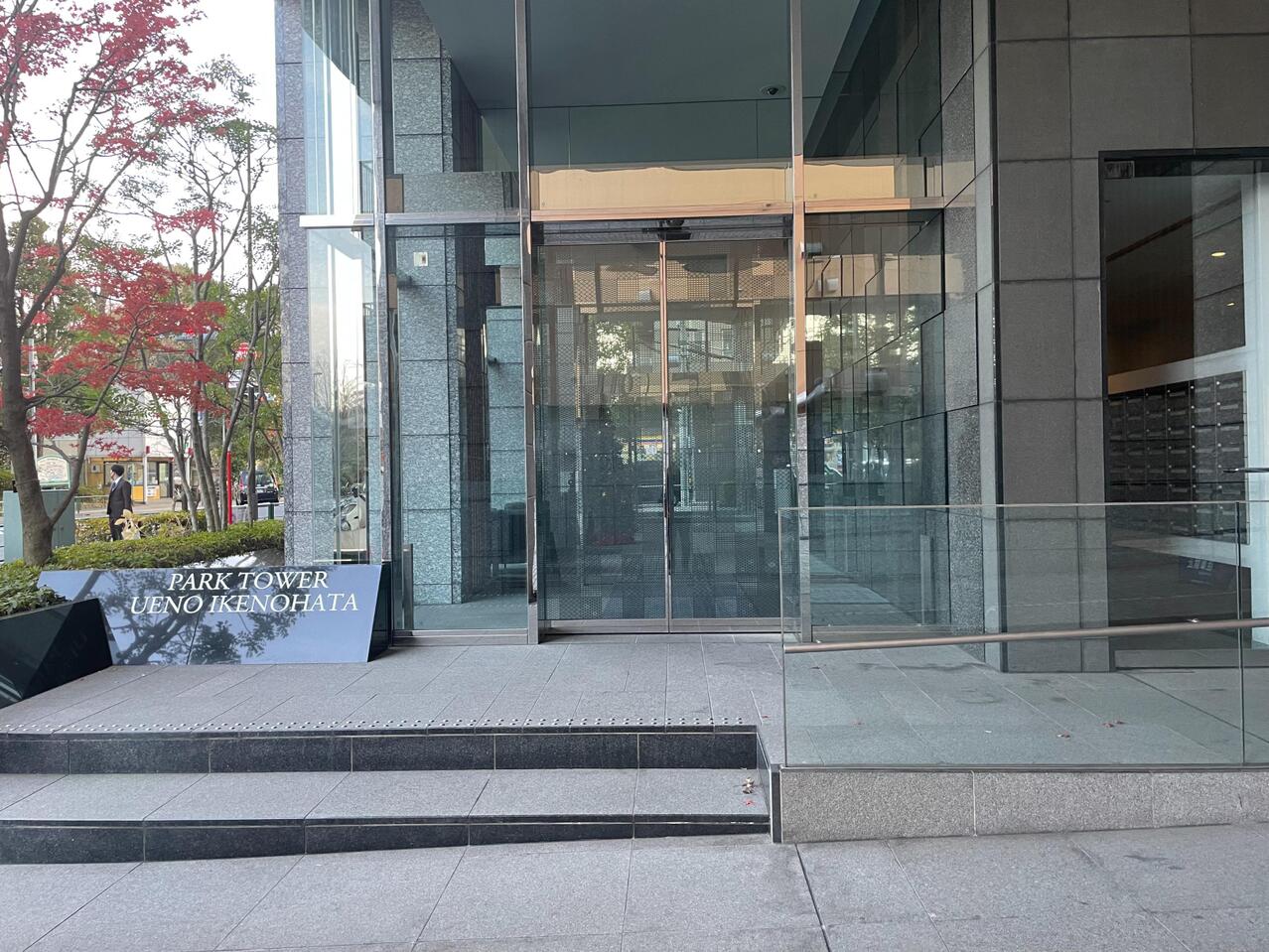 【エントランス】総戸数175戸のマンション。大規模修繕工事実施中です(2027年1月までを予定)。周辺環境と併せて、ぜひ現地をご見学ください。