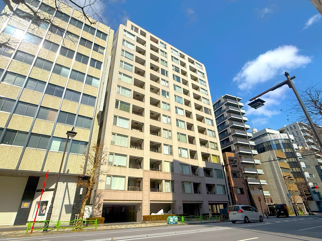 【現地外観写真】2003年1月築、SRC造地下2階付き13階建てのマンションです。ライフスタイルにあわせて3LDKへの変更も可能です(買主負担)。お気軽にご相談くださいませ。