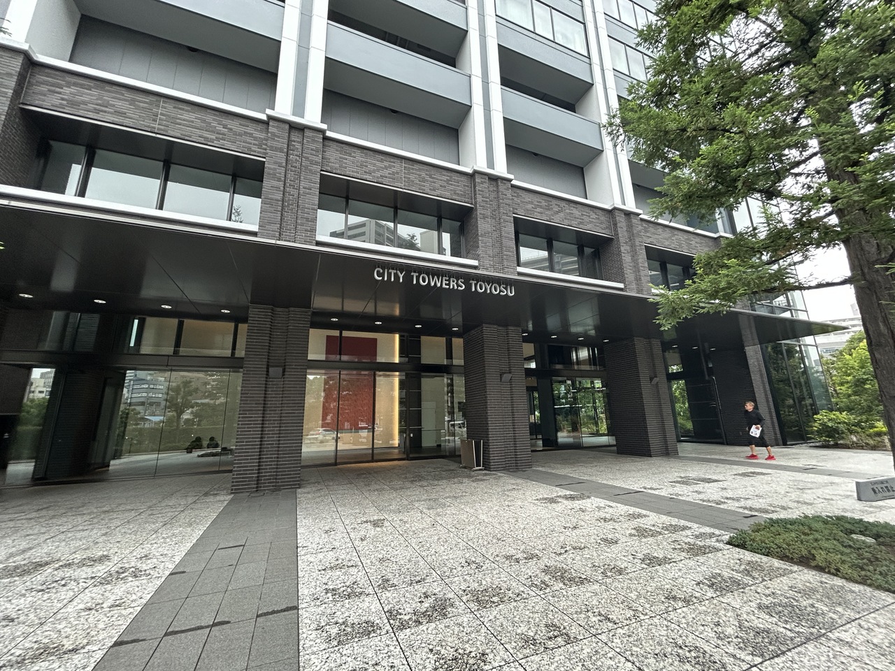 【現地外観写真】24時間有人管理やオートロックが採用され、防犯面にも配慮されています。コンシェルジュサービスが利用でき、快適な暮らしが叶いそうです。