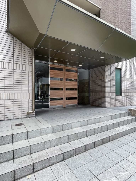 右側にはスロープもありベビーカー等でも安心です