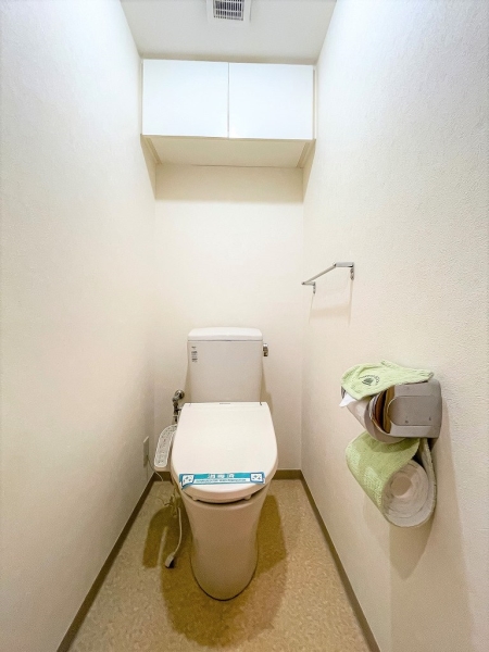 トイレには吊戸棚やタオル掛けがございます