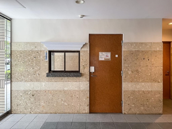 エントランス入口に管理員室がございます