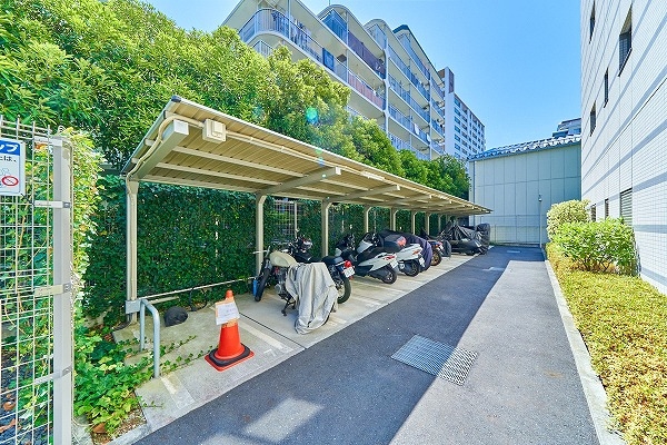敷地内バイク置き場（２０２６年７月１７日時点　空無）