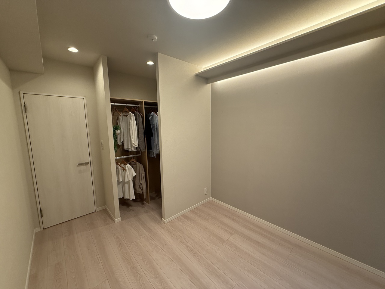 【洋室約5.7帖】廊下から出入りすることができる、独立性の高い洋室。お部屋での時間もゆったりと過ごせそうです。