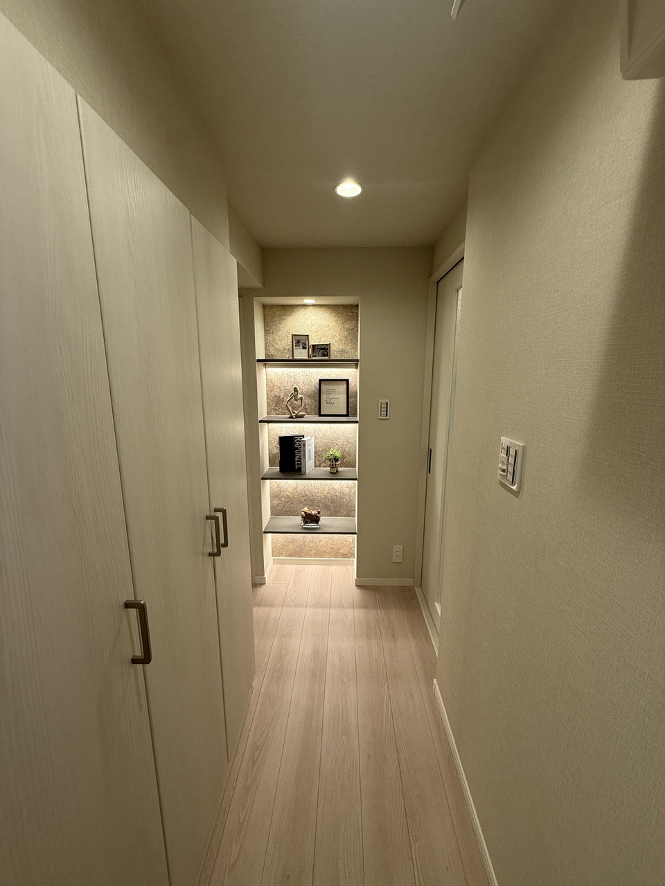 【廊下】全居室に加え、廊下にも収納が設けられており、防災用品や季節家電の収納などにご活用いただけます。飾り棚があり、お好みの小物などが飾れます。