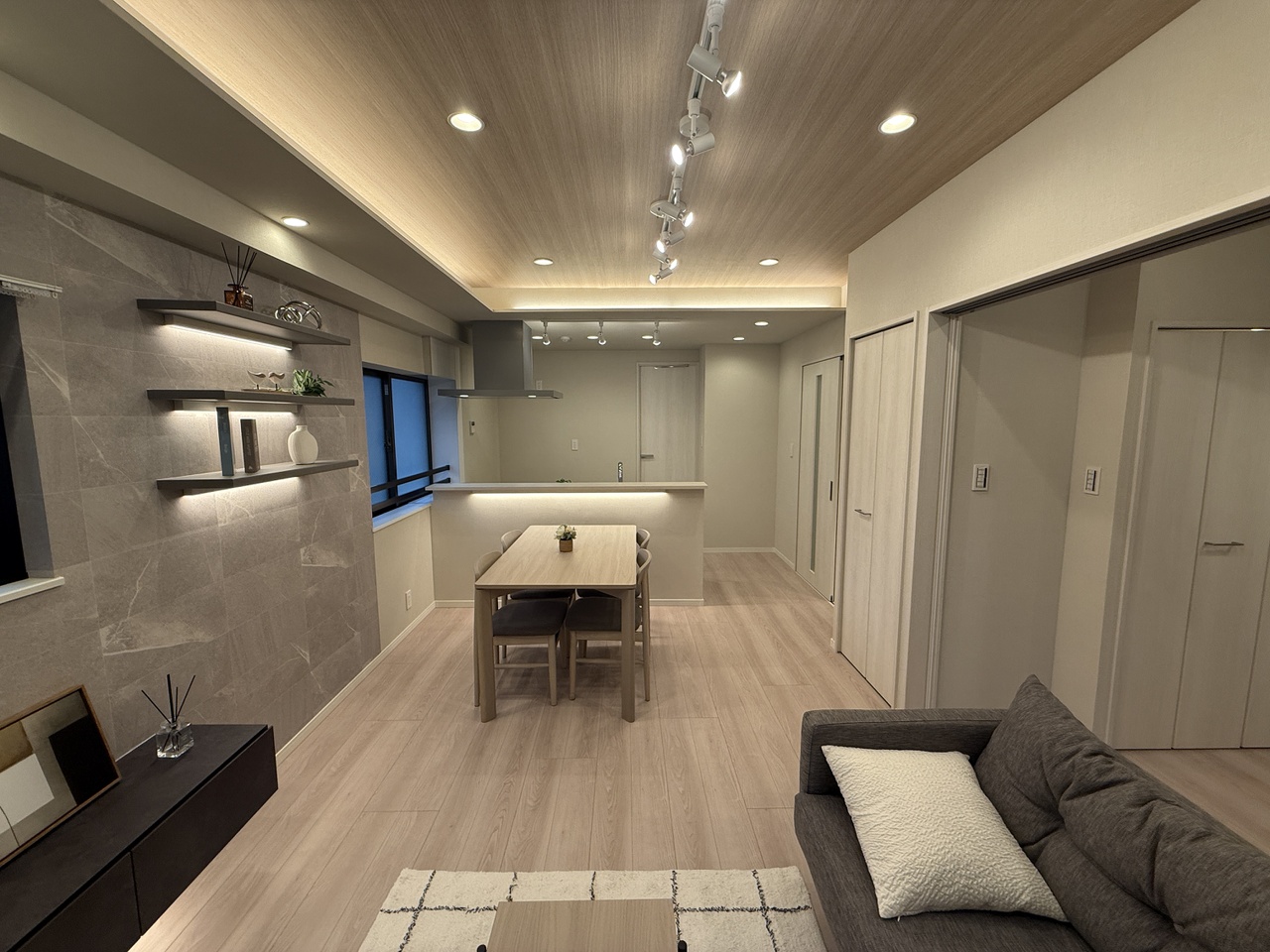【LDK】2026年7月、内装リフォーム済の綺麗なお部屋です。新生活を気持ち良くスタートすることができます。リビング・ダイニングの一角に収納スペースが設けられています。