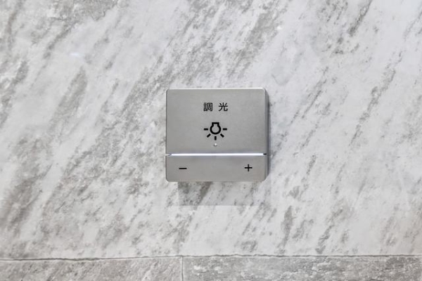 浴室の明かりは調光式スイッチを採用。ご気分によって明かりを変更可