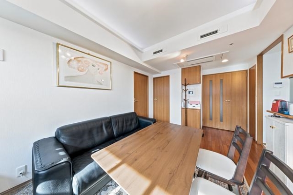 別角度のリビングダイニング、間接照明で部屋が明るく見えます