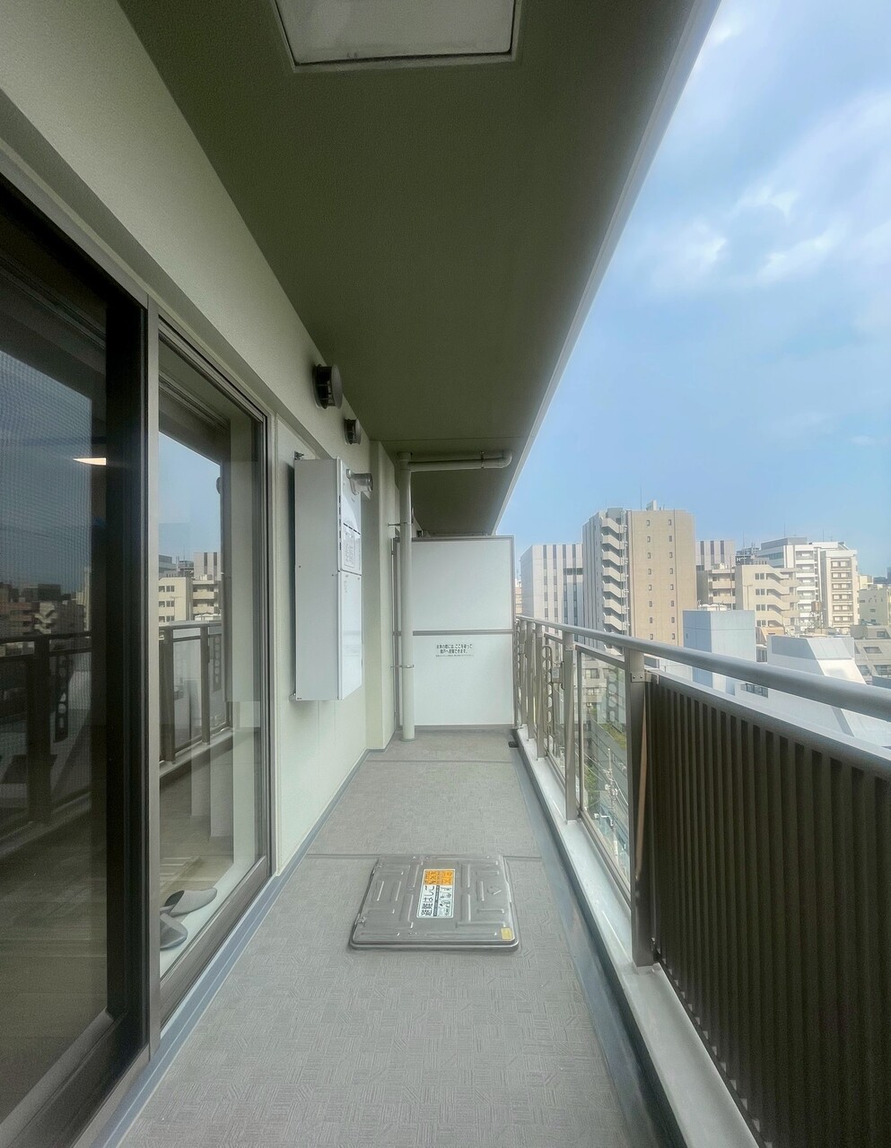 【バルコニー】南向きで陽当りがよく、天気のいい日には洗濯物がすっきりと乾きそうです。家事や仕事の合間に景色を眺めてリラックスできそうです。