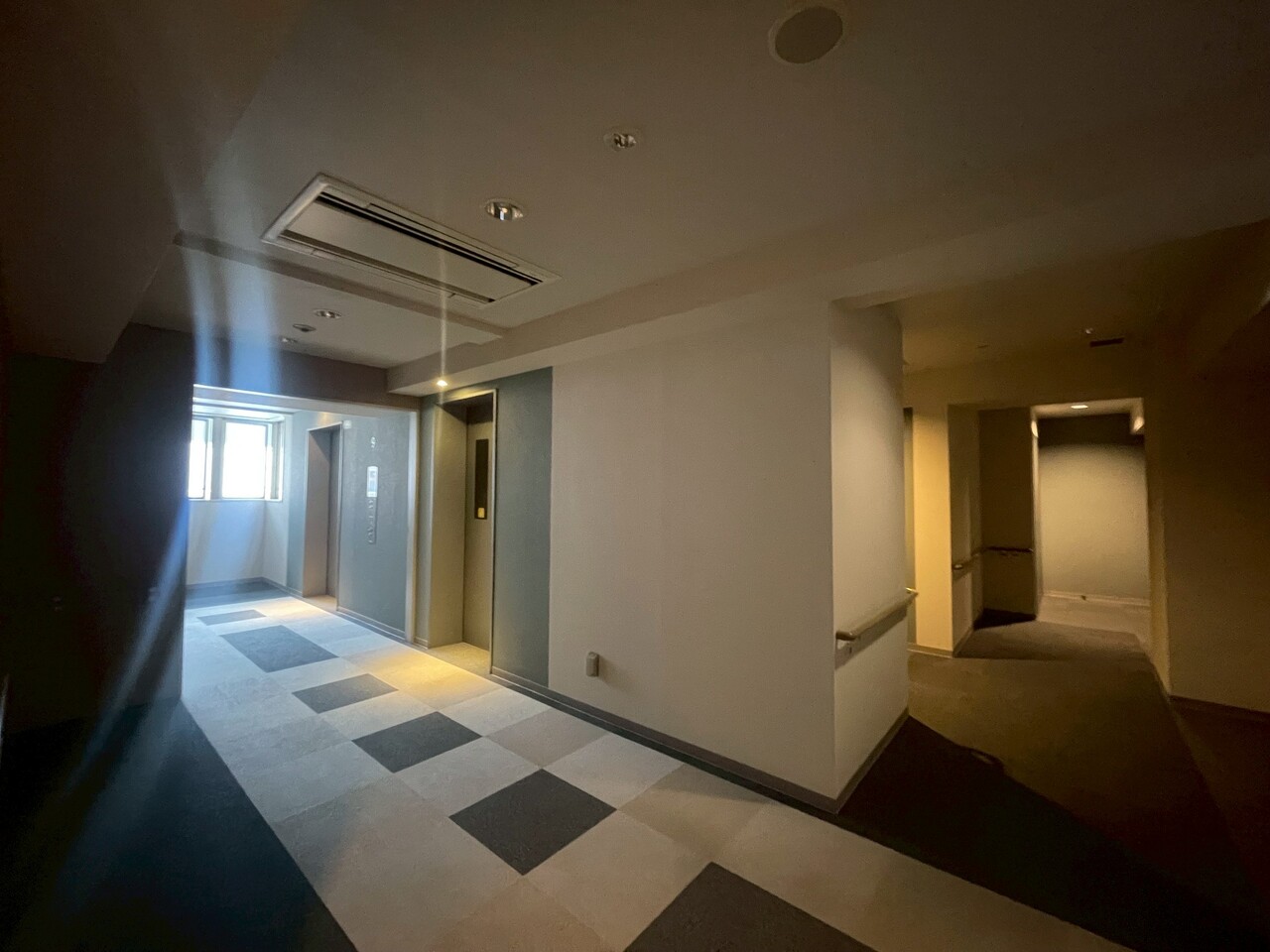 【内廊下】内廊下を採用しています。外からの視線を感じにくくプライバシーを守ることができます。オートロック・防犯カメラ付きのマンションです。