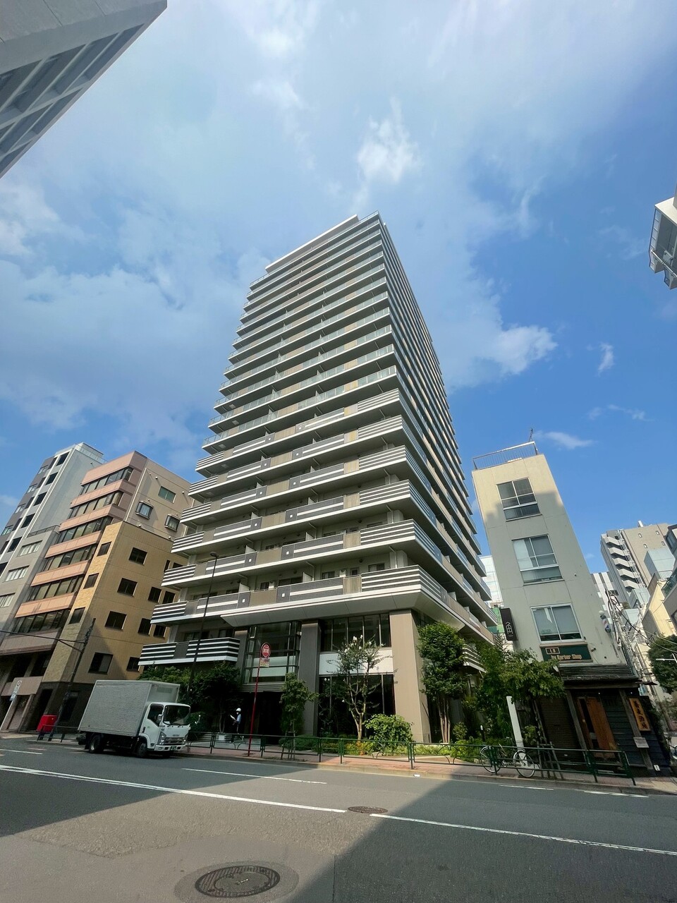 【外観写真】東京メトロ千代田線「湯島」駅まで徒歩1分。利便性の高い立地に位置する、地下1階・地上20階建のマンション。東京・秋葉原・品川エリアまでアクセス良好な立地です。