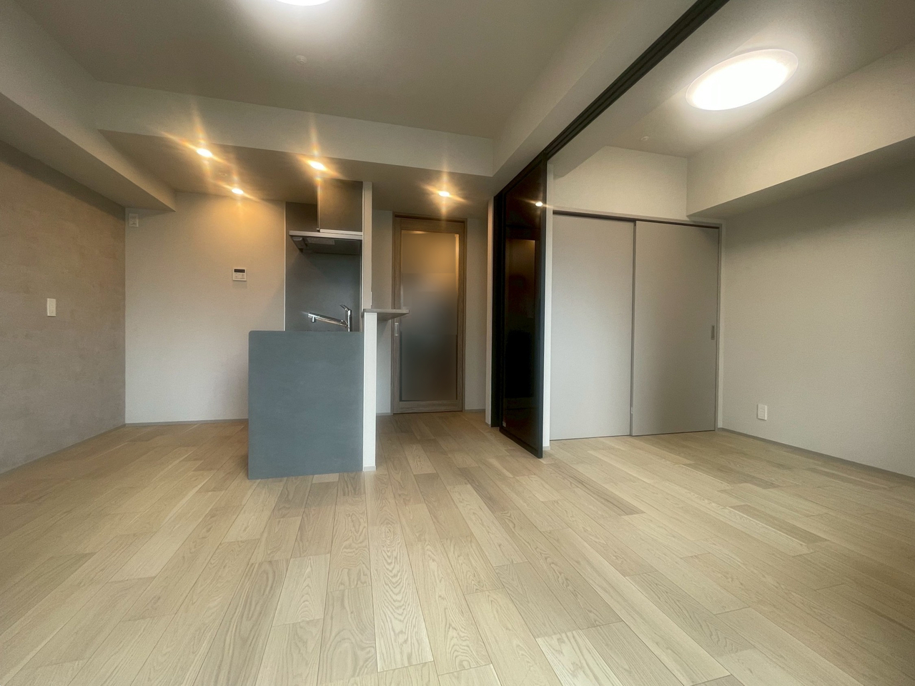 【LDK/約9.2帖】隣接する洋室の引き戸を開け、広々空間として活用できます。シンプルな内装で、お好きなインテリアを楽しめます。