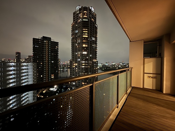 約１８．５６平米の広々バルコニー　夜景をお楽しみいただけます