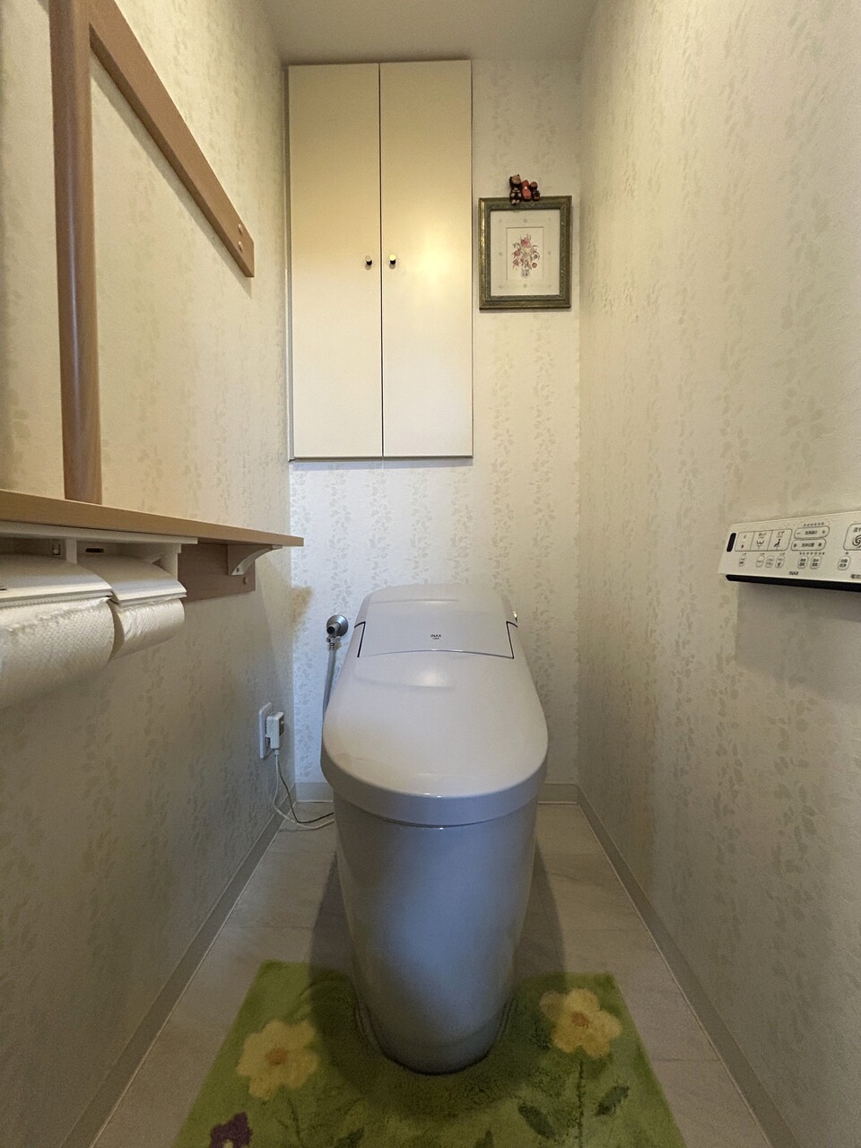 【トイレ】温水洗浄便座が設置されていますので、毎日快適にご使用いただけます。収納スペース有。トイレットペーパーホルダーは2連式です。