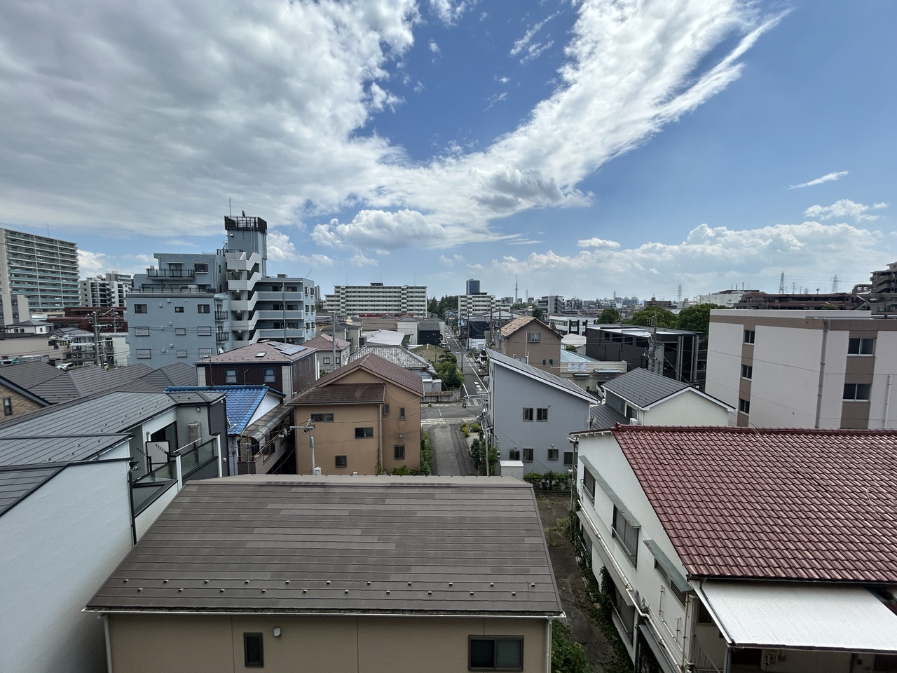 【南側バルコニーからの眺望】現況、前面に陽射しを遮る高い建物はなく、開放的な景色を楽しむことができます。※眺望は将来にわたって保証するものではありません。/2026年7月撮影