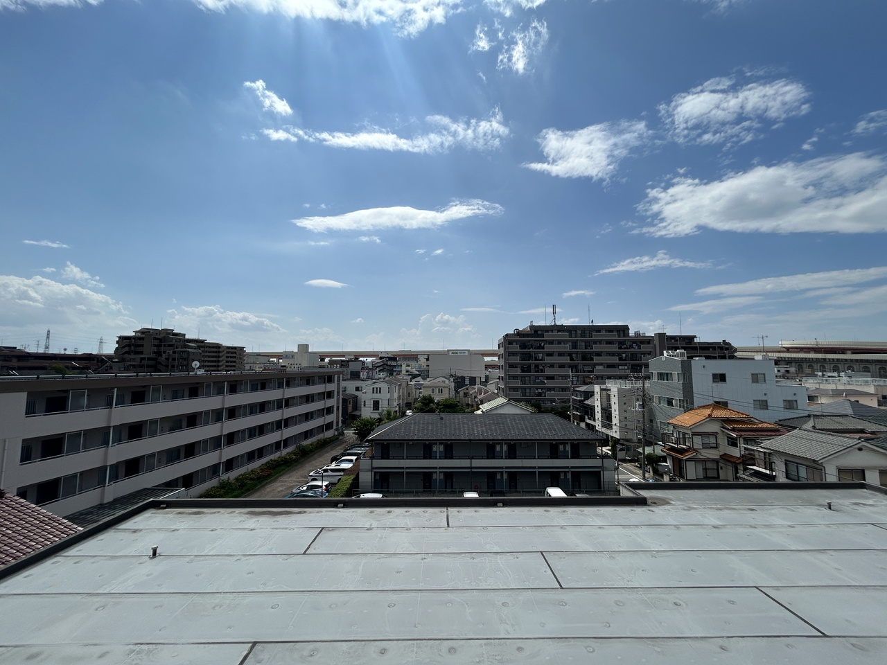 【西側の眺望】和室・サービスルーム(納戸)・洋室から見える景色です。※眺望は将来にわたって保証するものではありません。/2026年7月撮影