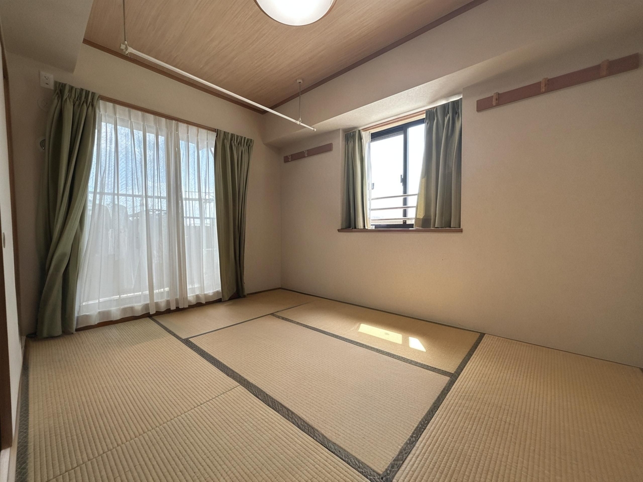 【和室】2面の窓より採光が可能な、明るい居室です。※実際の和室を撮影したものに、CG加工処理で家具などを消し込みしております。現状有姿でのお取引となりますので実際とは異なります。