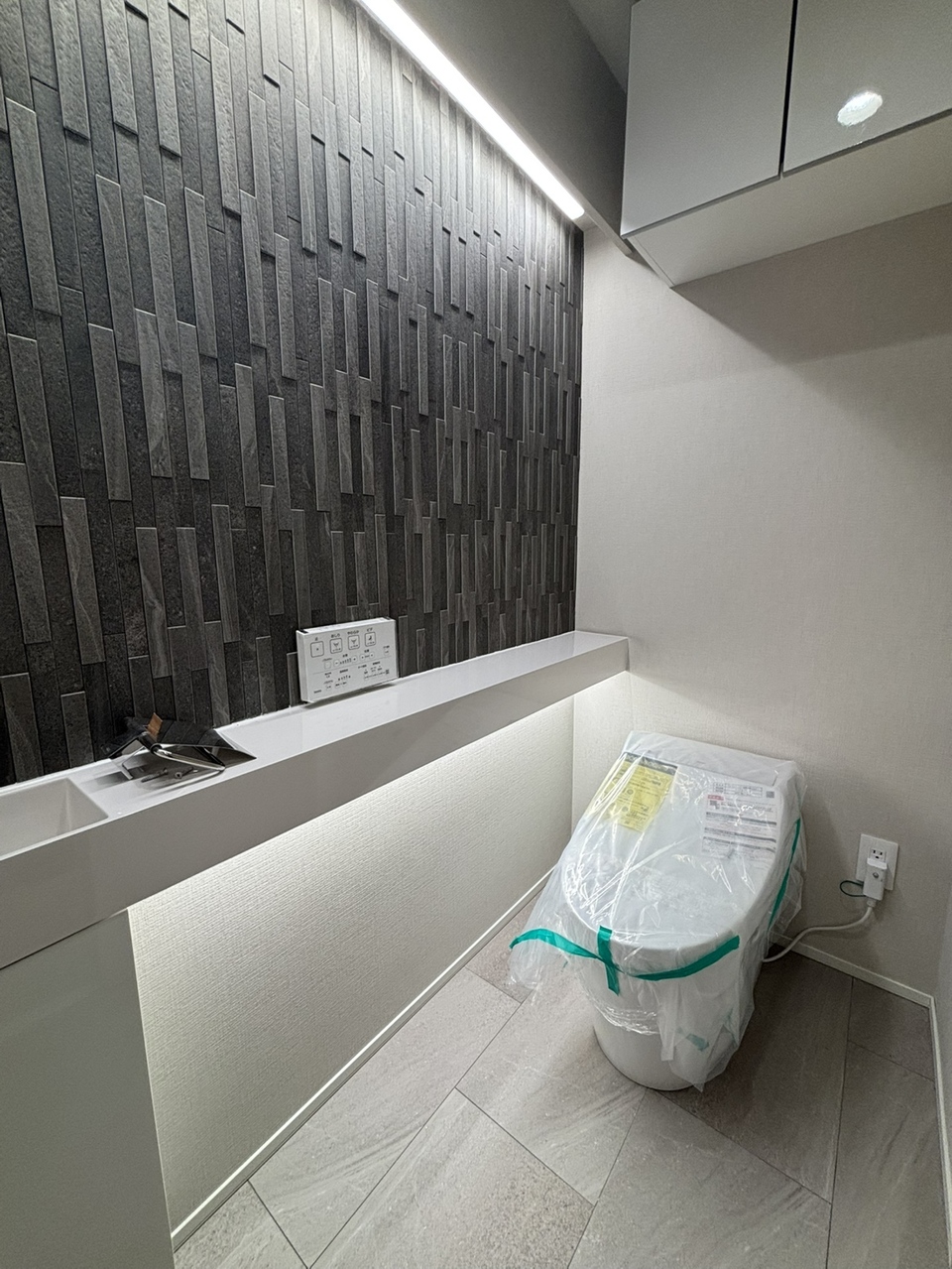 【トイレ】温水洗浄便座付きのトイレです。寒い時期でも温かな便座で快適に使うことができます。上部にはトイレットペーパーなどを収納できる吊り戸棚があります。