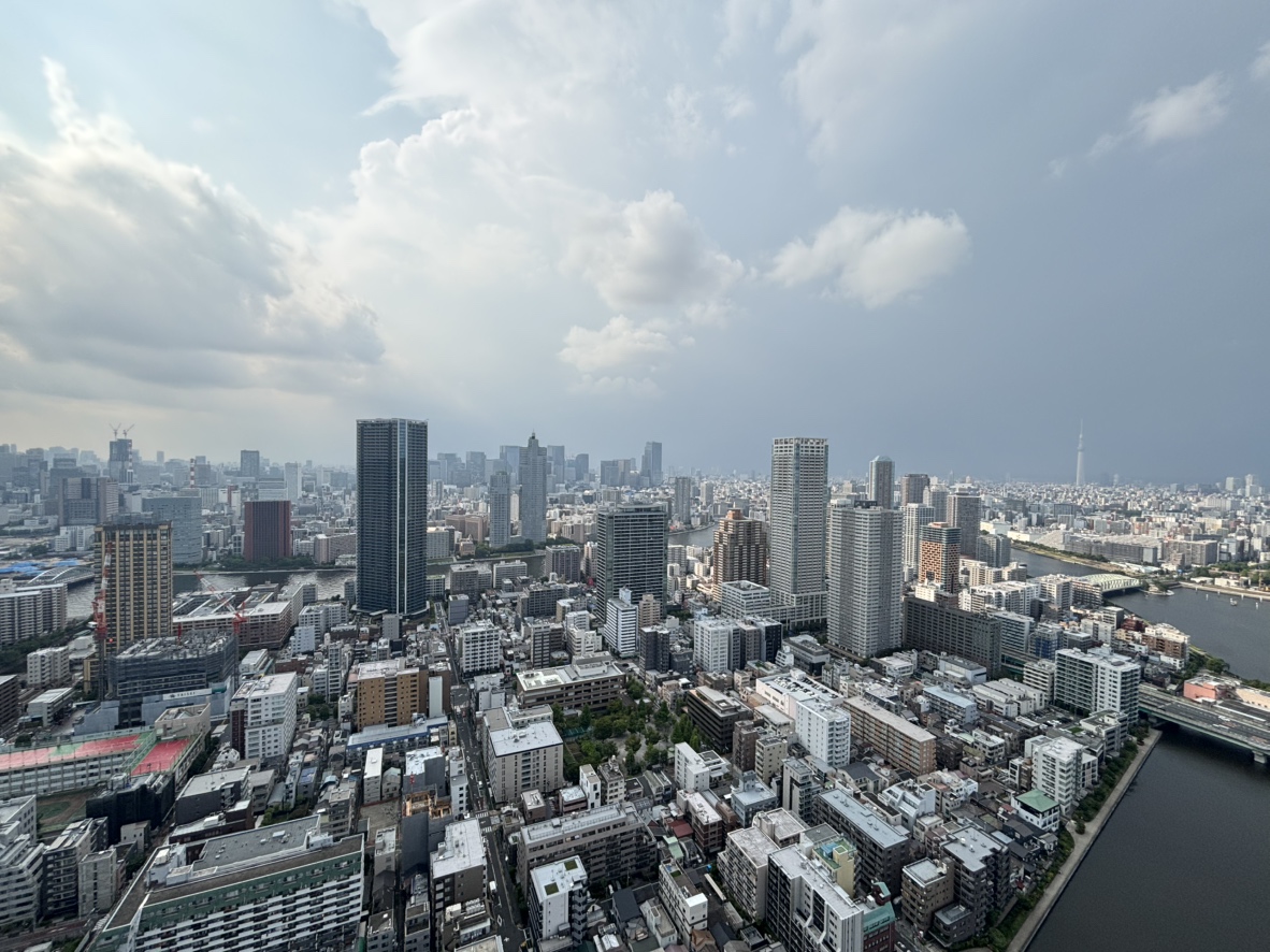 【バルコニーからの眺望】高層階ならではの景色が広がるバルコニー。気持ちの良い眺望が広がります。※眺望は将来にわたって保証するものではありません。