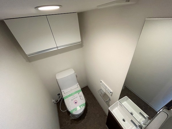 手洗い付きで広々としたトイレ