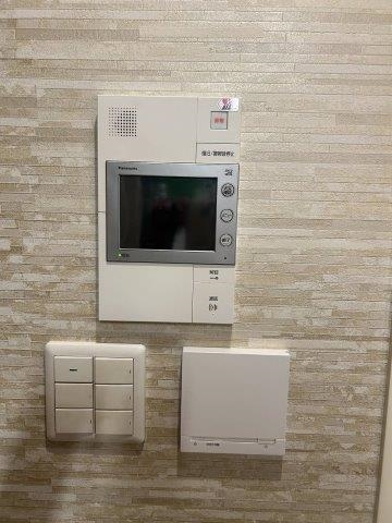 来訪者の顔が見えるTVモニター、床暖房機能あり。