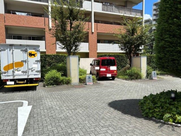来客用駐車場より専用庭部分を望む