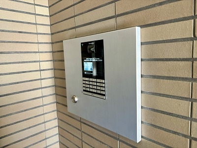相手の顔をみてから対応のできるモニター付きオートロック