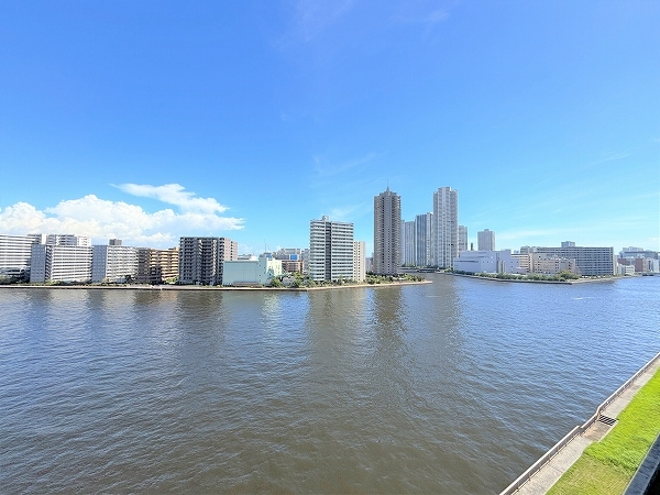 運河を望む開放感ある景色