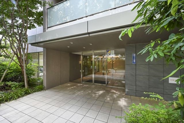 上質感漂うエントランスが居住者を迎えます