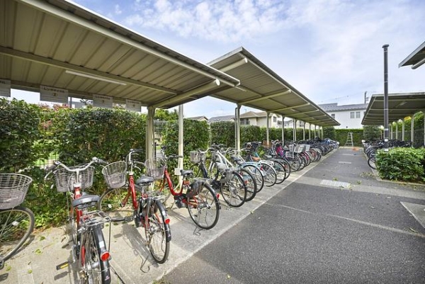 屋根付き駐輪場を完備し、大切な自転車を保管できます