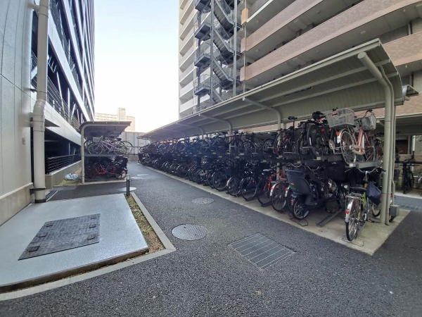 敷地内駐輪場空有(月額100円～200円)