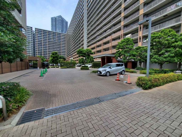 サブエントランス、平面駐車場入口
