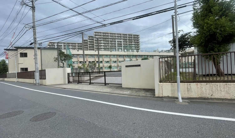 【葛飾区立金町中学校】徒歩9分(約710m)。HPでは、毎日の給食の献立が、写真付きで公開されています。陸上部やハンドボール部、オーケストラ部などの部活動があります。