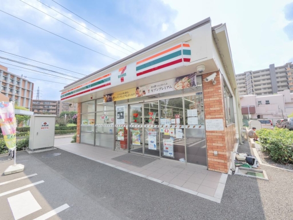 セブンイレブン麗澤大学前店まで徒歩4分(約230ｍ)