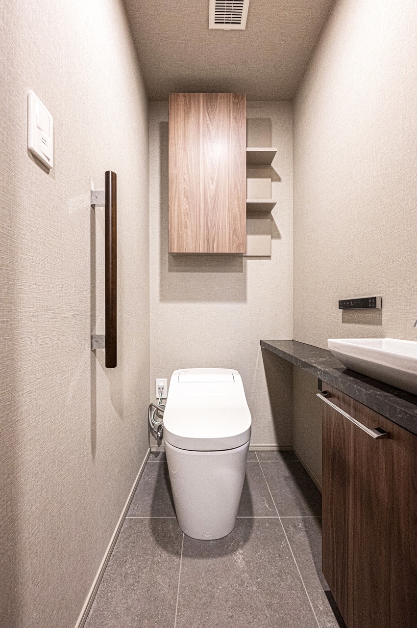 【トイレ】節水型タンクレストイレが採用されています。上部には収納棚が設置されており、トイレットペーパーや掃除用品を収納することができます。