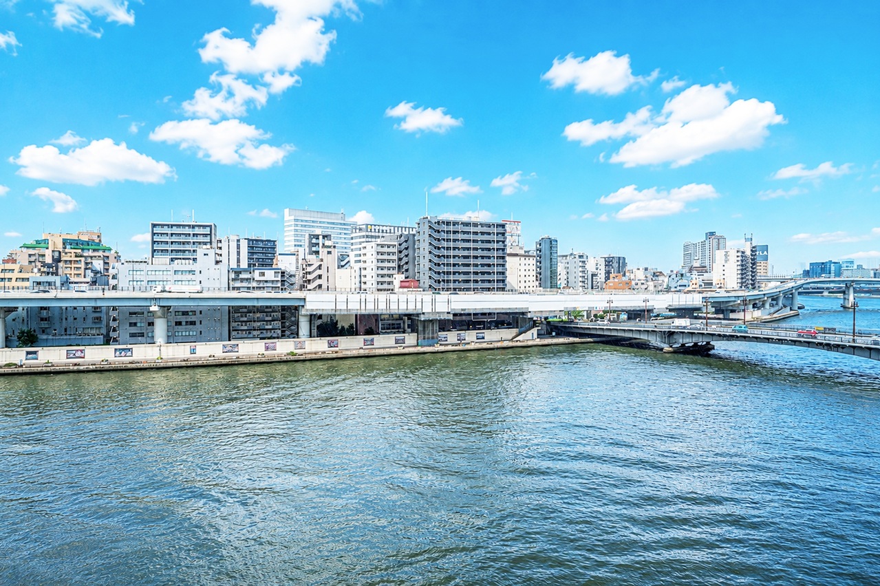 【住戸からの眺望写真】隅田川を一望できます。家事や仕事の合間に景色を眺めてリラックスできそうです。※眺望は将来にわたって保証するものではありません。