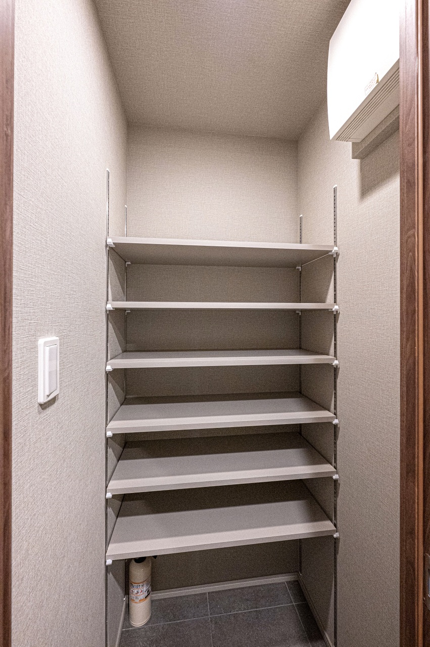 【SC】可動棚が備わっています。高さのあるブーツもきれいに収納できます。お出かけの際に必要なものもすぐ取り出すことができ便利です。