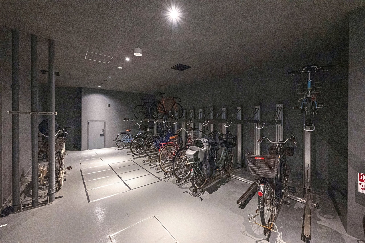 【駐輪場】雨風から自転車を守ることができる、屋根付きの駐輪場が備わっています。空き状況などについては、お気軽にお問い合わせください。