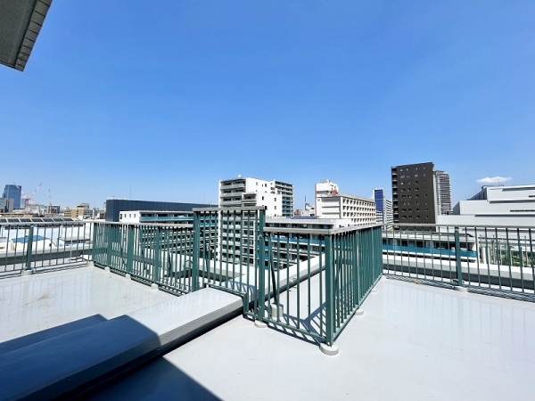 角部屋の為、広々としたルーフバルコニー