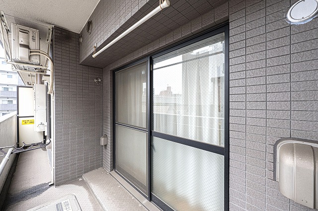 【バルコニー】バルコニー面積は7.03㎡。東向きのバルコニーです。屋根があるので、少しの雨では洗濯物が濡れにくいです。