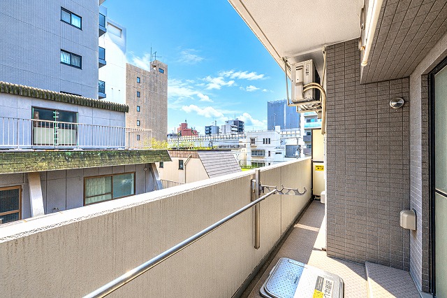 【住戸からの眺望写真】お部屋は9階建てマンションの4階部分に位置しています。バルコニーには物干し金物が設置されています。※眺望は将来にわたって保証するものではありません。