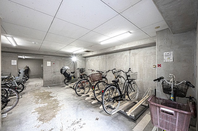 【駐輪場】雨風から自転車を守ることができる、屋根付きの駐輪場が備わっています。空き状況などについては、お気軽にお問い合わせください。