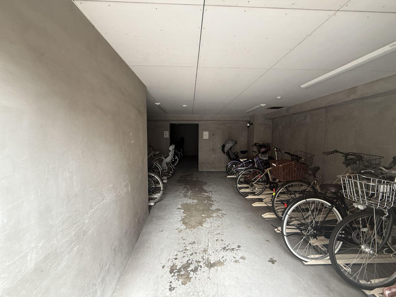 【駐輪場】駐輪場の様子です。雨に濡れずに置くことができます。