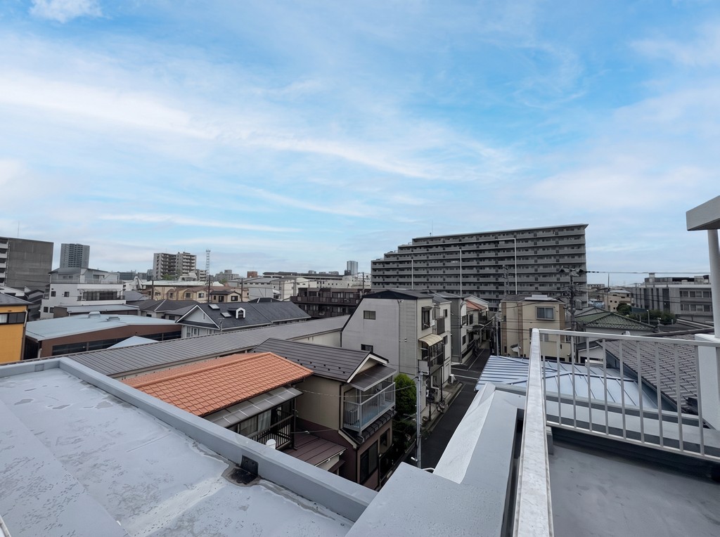 【住戸からの眺望写真】晴れた日には気持ちの良い青空を見渡すことができます。家事や仕事の合間に景色を眺めてリラックスできそうです。※眺望は将来にわたって保証するものではありません。