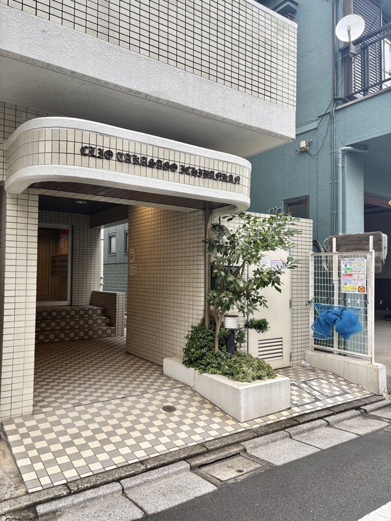 【エントランス】エントランス入口には屋根がありますので、雨の日も慌てずに傘をさすことができます。小・中学校まで徒歩8分圏内で、子育て世帯にもおすすめです。